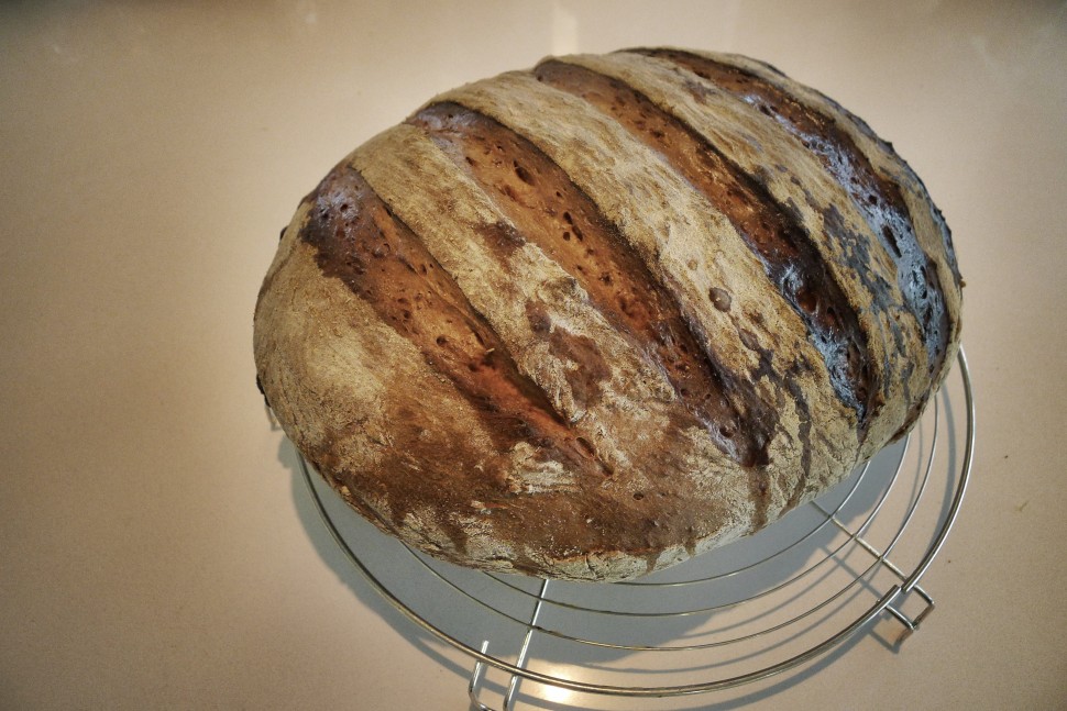 Dunkles Bauernbrot mit Roggensauerteig-03